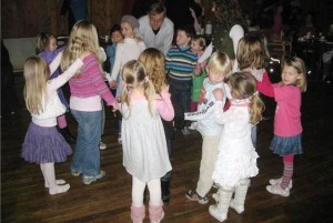 Barn dansar folkedans